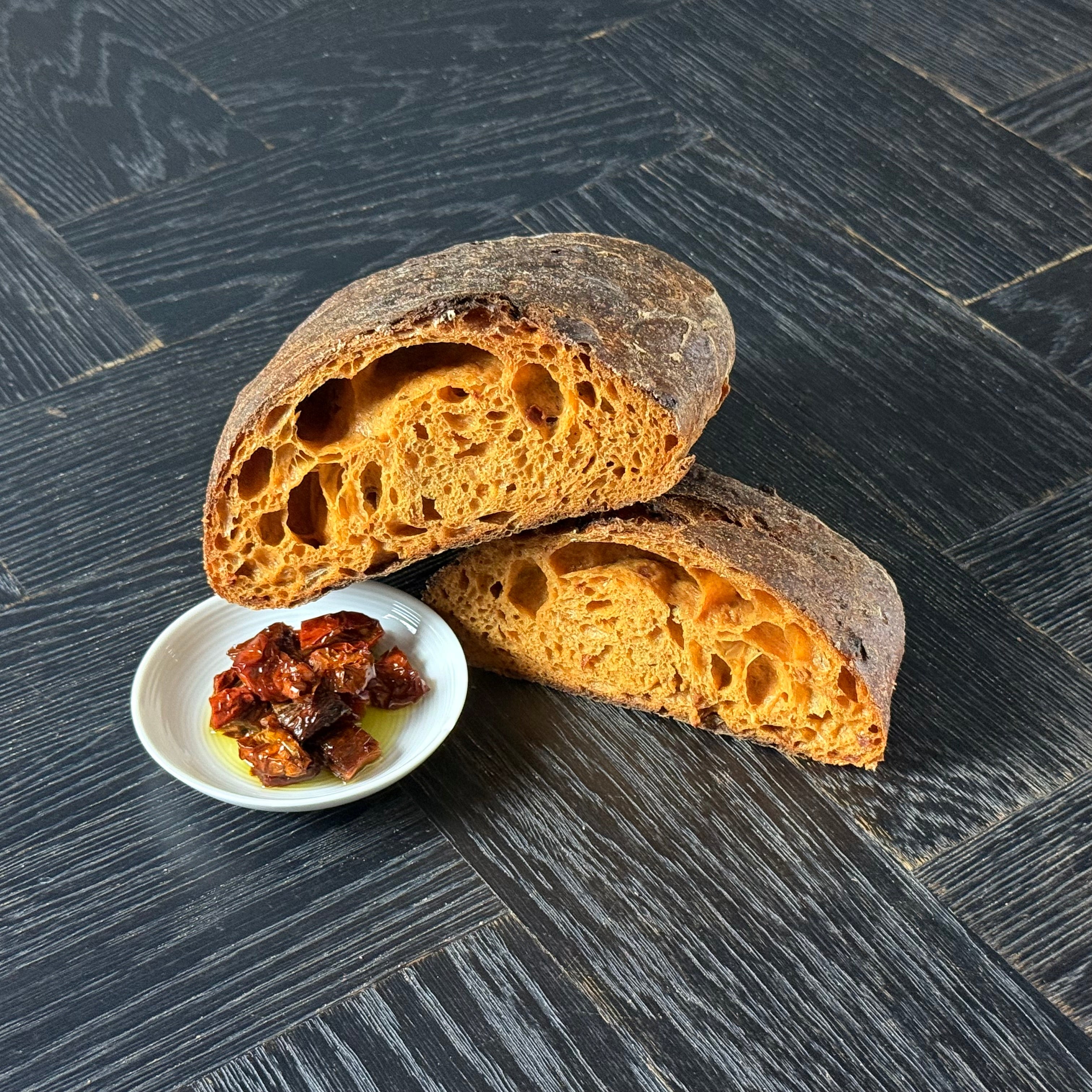 Jochen Gaues Tomaten Ciabatta mit sichtbaren getrockneten Tomaten im Teig, mediterran und aromatisch gebacken