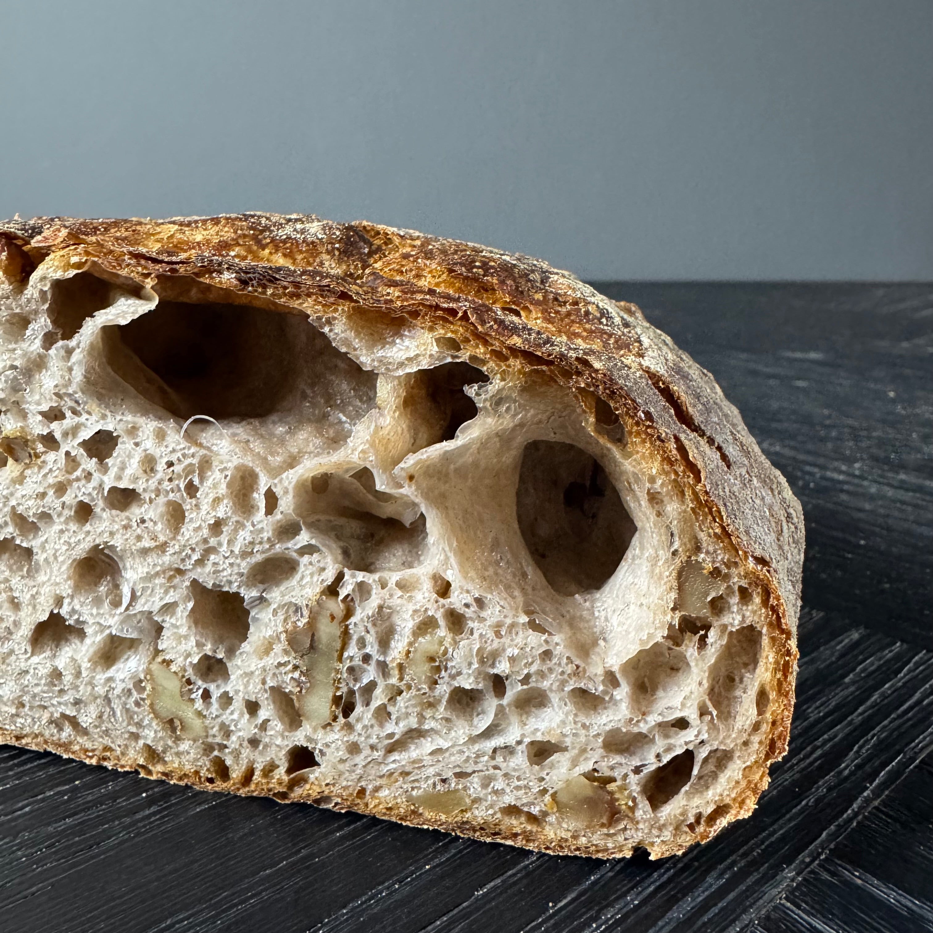 Detailaufnahme Gaues Walnuss Ciabatta mit grober Porung und saftiger Krume, handwerklich gebacken